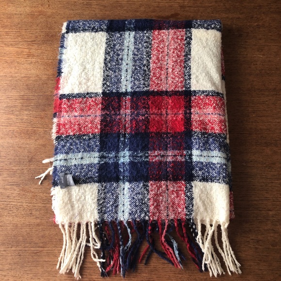 Aerie Boucle Large Blanket Scarf Wrap Shawl Plaid Tartan Warm Red Blue - Picture 3 of 7